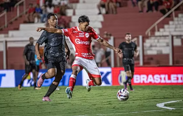 Com gols de Gustavo Pajé e Emerson Urso, Vila Nova empata com Volta Redonda