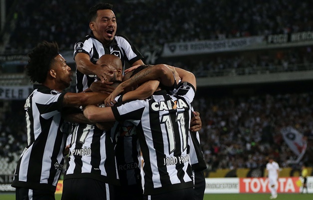 Com gols relâmpagos, Botafogo elimina Nacional na Libertadores