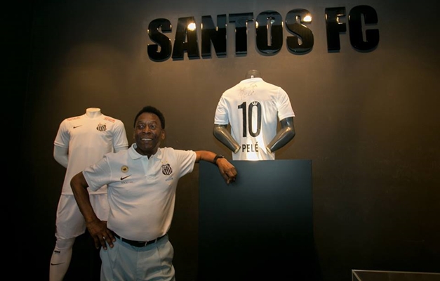 Com infecção renal, Pelé é transferido para UTI