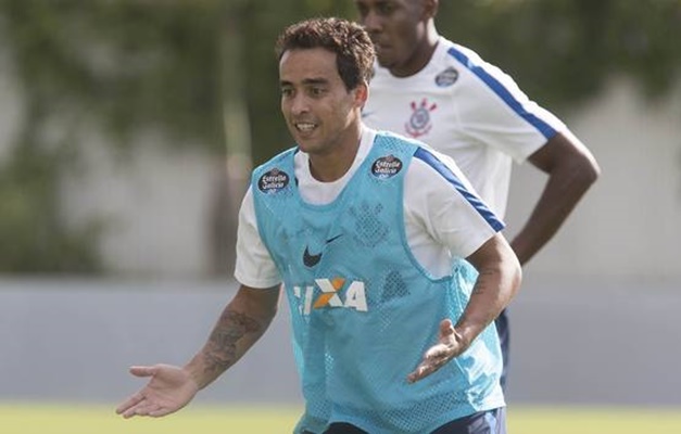 Com inflamação no joelho, Jadson pode desfalcar Corinthians contra o Inter