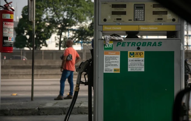 Com Petrobras sob pressão, Ibovespa cai quase 1%, aos 127 mil pontos