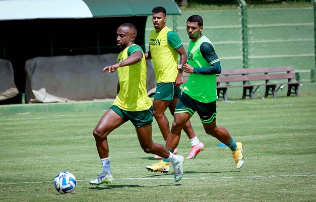 Com situação complicada no Brasileirão, Goiás recebe o Bragantino em Goiânia