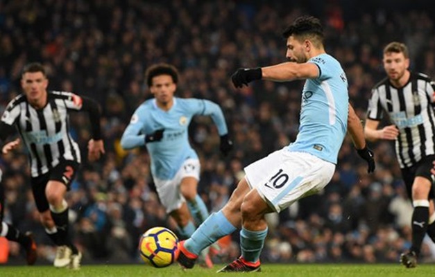 Com três gols de Agüero, Manchester City vence e segue folgado na ponta do Inglês