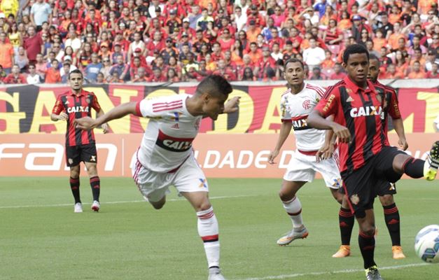 Com um a mais, Flamengo ignora provocações e vence Sport fora de casa