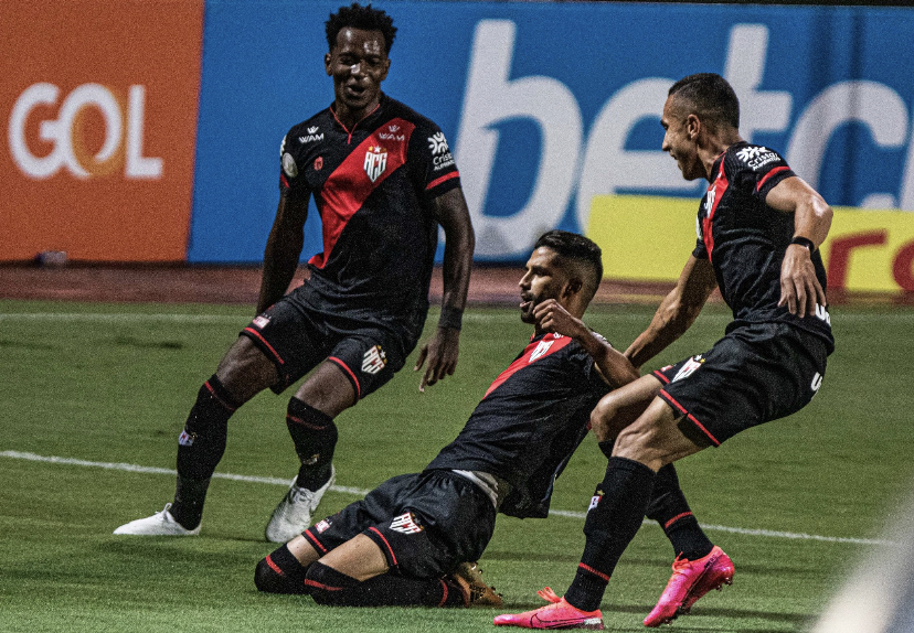 Com um a menos, Atlético-GO leva gol no fim e empata com o Sport