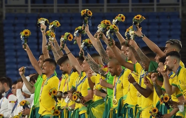 Com vitória no futebol, Brasil iguala o recorde de ouros em uma