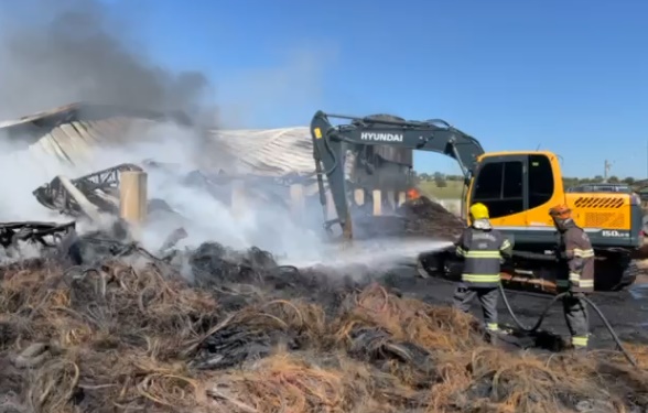 Combate a incêndio em depósito em Senador Canedo já dura mais de 35 horas