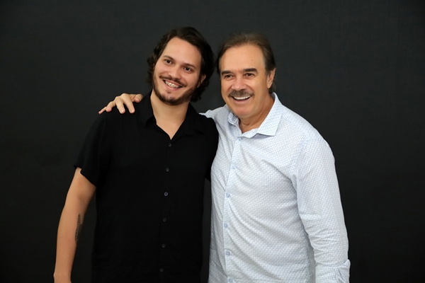 Comédia goiana é destaque com Tom Carvalho no Teatro Sesi, em Goiânia