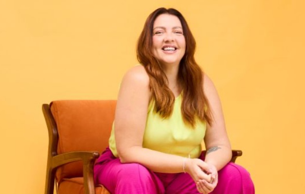Comediante Arianna Nutt estreia 'De Repente 40' em Goiânia