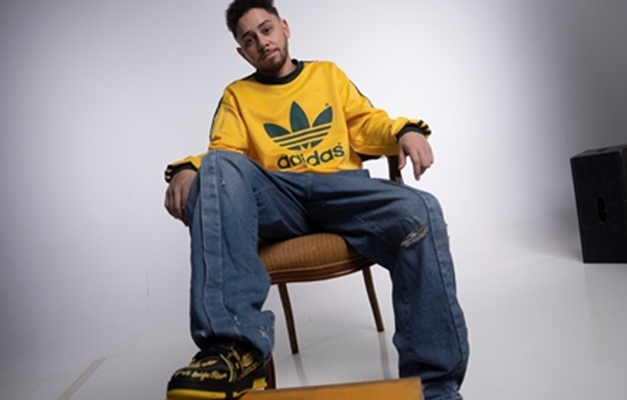 Comediante Gio Lisboa apresenta “Fora da plateia” em Goiânia e Anápolis