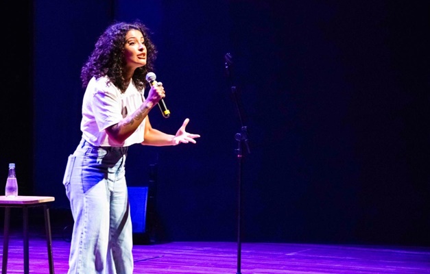 Comediante Giovana Fagundes se apresenta em Goiânia