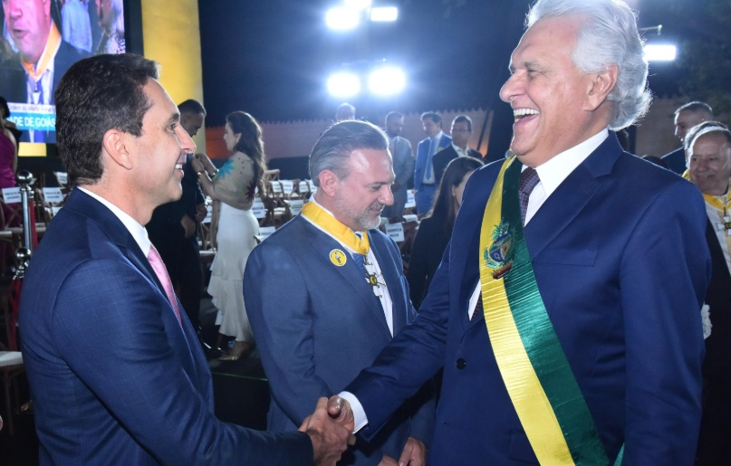 Comenda Anhanguera é entregue a Leandro Vilela por Caiado