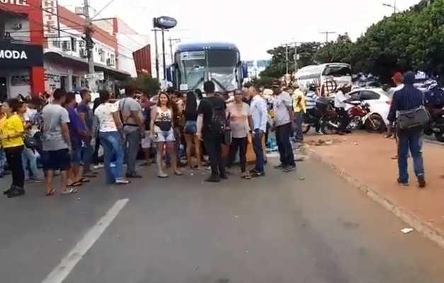 Comerciantes da Rua 44 protestam contra antecipação da Feira Hippie