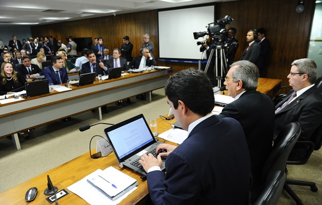 Comissão Especial ouve especialistas indicados pela defesa de Dilma