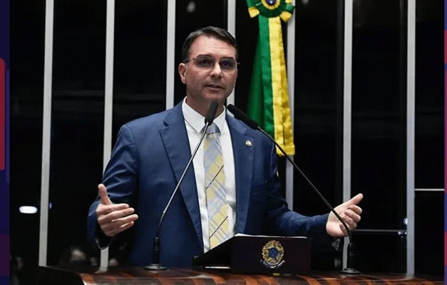 Comissão liderada por Flávio deve ouvir ex-auxiliar de Moraes no dia de julgamento de Bolsonaro