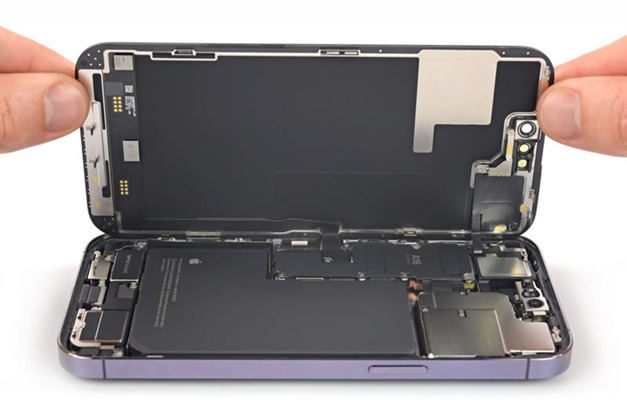 Componentes do Iphone 15 Pro são revelados durante desmontagem