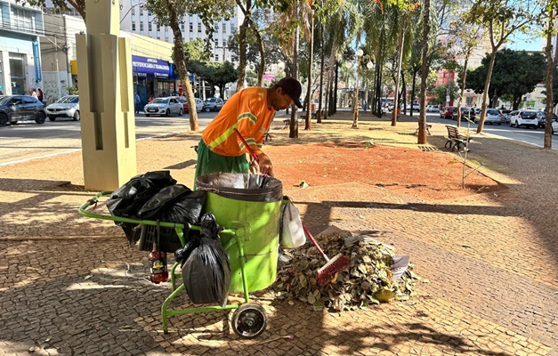 Comurg intensifica varrição manual em todas as regiões de Goiânia