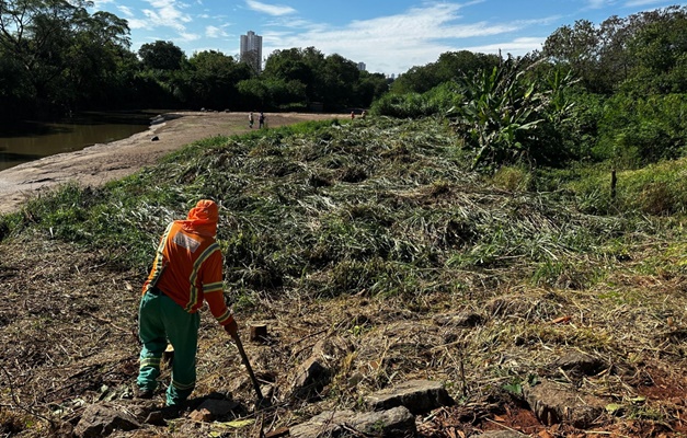 Comurg promove ação de limpeza no Rio Meia Ponte em Goiânia 