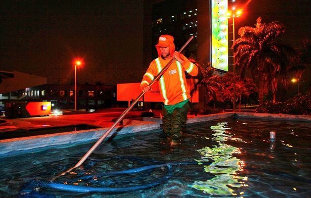 Comurg realiza limpeza de fontes e espelhos d’água no período noturno