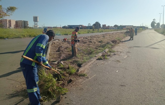 Comurg realiza roçagem em 20 bairros de Goiânia