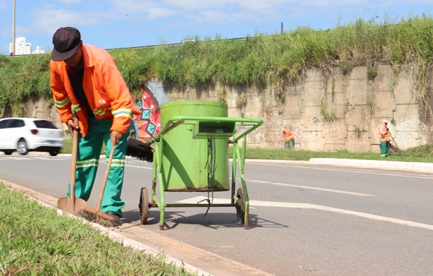 Comurg reforça limpeza manual de ruas de Goiânia com mais de mil varredores
