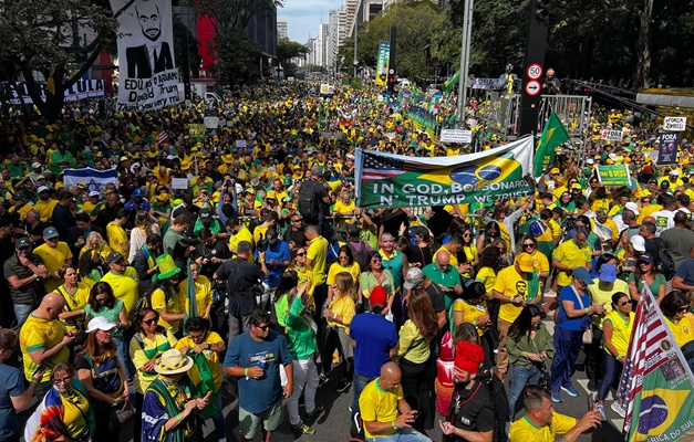 Concentração de ato bolsonarista em Copacabana tem bandeiras dos EUA e faixas contra STF