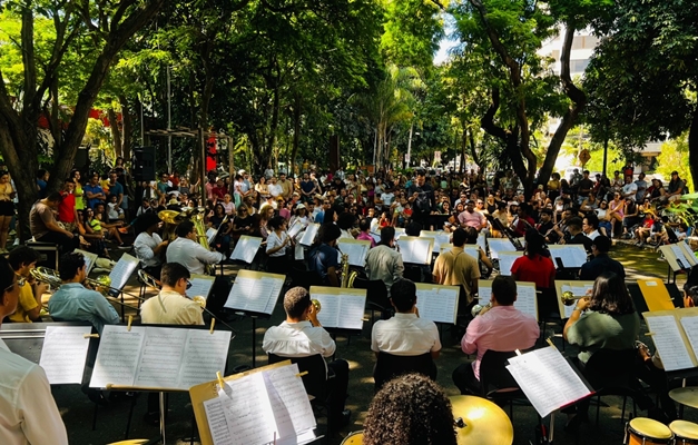 Concerto em Goiânia celebra Dia das Mães com músicas de Roberto Carlos