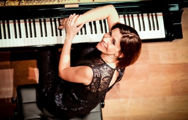 Concertos UFG recebe pianista Ana Flávia Frazão