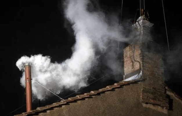 Conclave: entenda como é feita a fumaça que indica resultado da votação