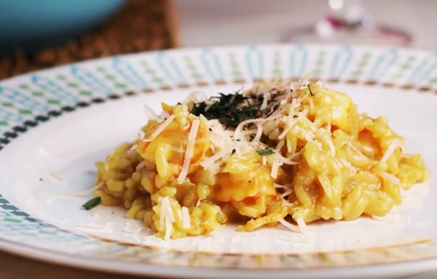 Confira como preparar um risoto de camarão ao leite de coco e curry 