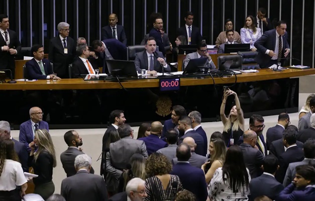 Congresso mantém veto de Bolsonaro à Lei em Defesa da Democracia