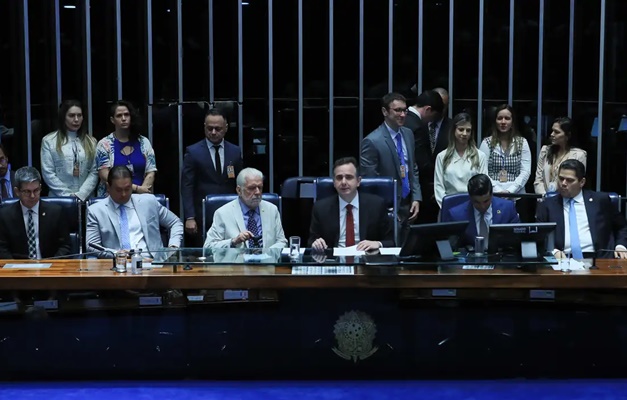 Congresso promulga emenda à Constituição para cortar gastos do governo