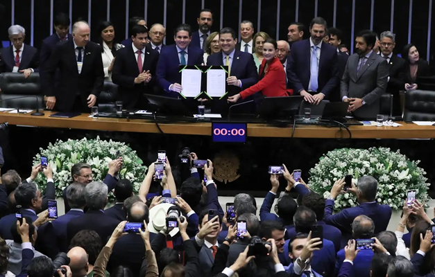 Congresso promulga PEC que muda regras para pagamento dos precatórios