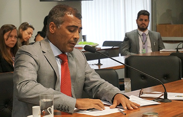 Congresso tem de investigar contratos secretos da CBF, diz Romário