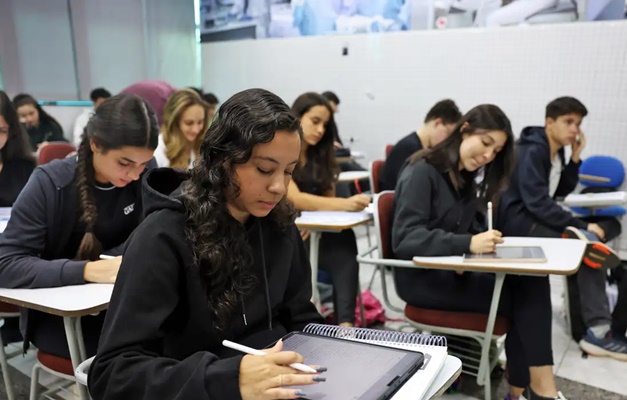 Conheça as regras para a prova de redação do Enem 2025 no domingo (9)