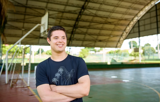 Conheça o goianiense que tem ganhado o Brasil com a luta pela inclusão