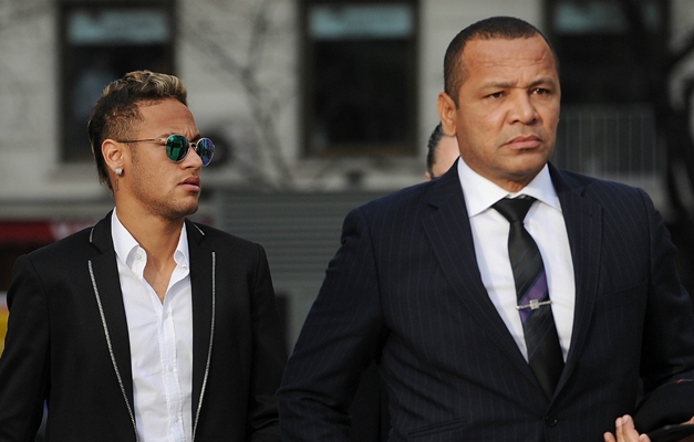 Conhecido como um duro negociador, Neymar pai é quem define destino do craque