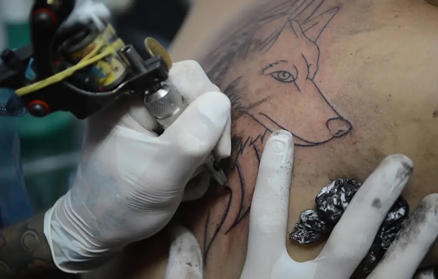 Conselho Federal de Medicina proíbe anestesia para a realização de tatuagens