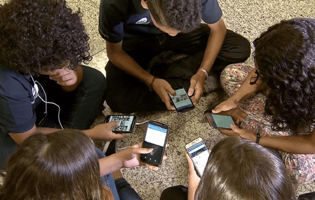 Conselho Nacional de Educação define três formas de guardar o celular na escola