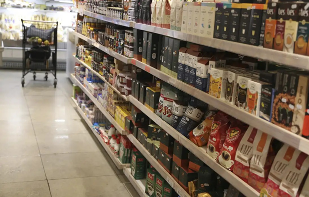 Consumo em supermercados cresceu 4% em julho, aponta Abras