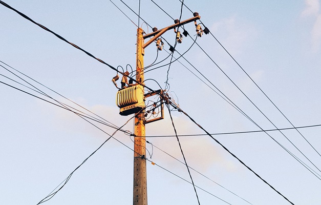 Conta de luz vai subir 21% em 2022 por causa de rombo da crise hídrica, prevê Aneel