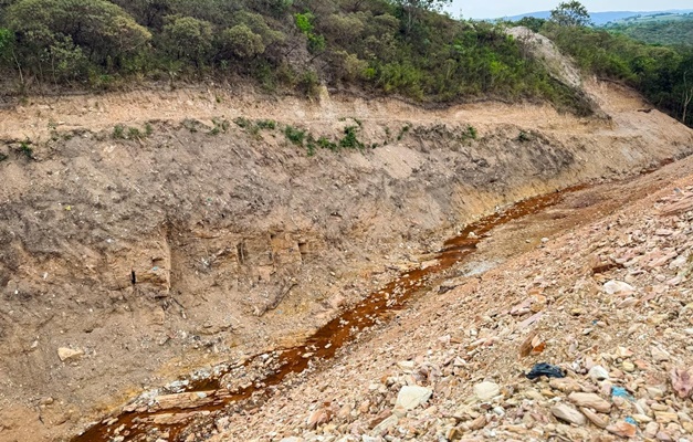 Contaminação no Córrego Santa Bárbara recua mas toxidade supera limites