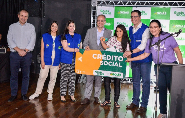 Contempladas do programa Goiás Social Mulher recebem benefícios