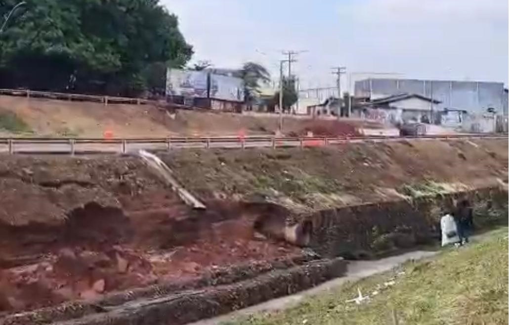 Contenção cede durante forte chuva e Marginal Botafogo tem tráfego restrito