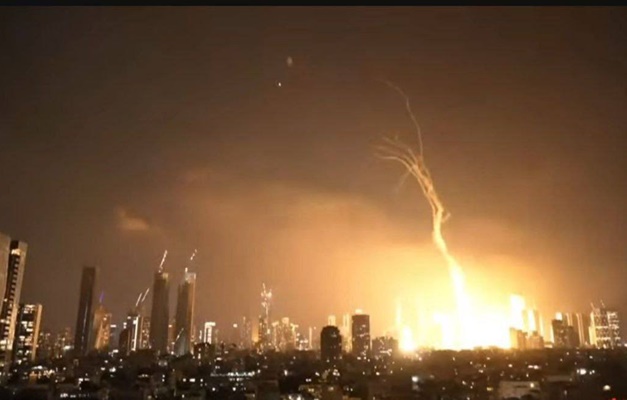 Contra-ataque do Irã contra Israel com mísseis balísticos atinge Tel-Aviv