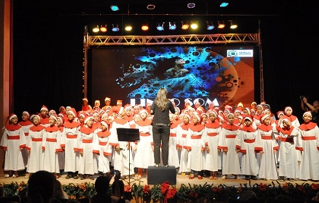 Coral Vozes em Canto apresenta Cantada de Natal em shopping de Goiânia