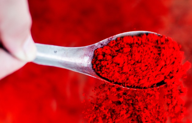 Corante vermelho usado em alimentos é proibido nos EUA; Anvisa diz que estudará referências