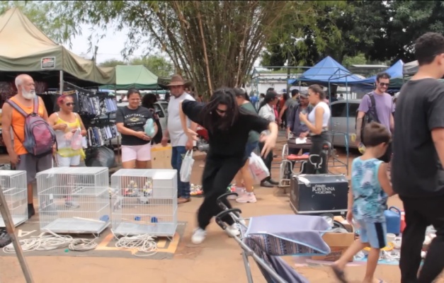 Coreógrafo goiano lança vídeo-dança gravado na Feira da Marreta