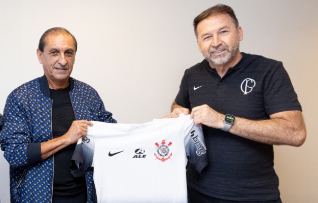 Corinthians anuncia Ramón Díaz como novo técnico para evitar queda para Série B