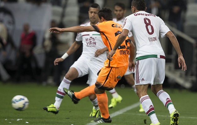 Corinthians derrota o Fluminense por 2 a 0 e dispara na liderança do Brasileirão